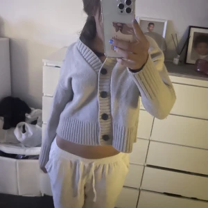 Kashmir kofta - Säljer min supersnygga Kashmir kofta köpt från hm❤️‍🔥 tror nypris ligger runt 1300kr. Så himla fin till hösten och är i mycket fint skick💞