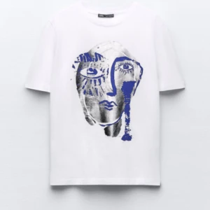 T-shirt - T-shirt från zara, använd ca 2 gånger!❤️❤️ Skriv för egna bilder samt info❤️❤️