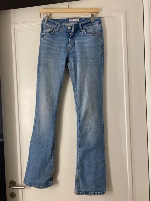 Jeans - Bershka low waist (liten i storlek, är som 36)