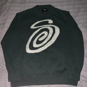 Mörkgrön Stussy Sweter - Mörkgrön Stussy Crewneck Sweater som endast har testas. Säljer pågrund av fel storlek. 