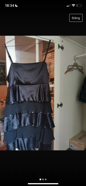 klänning - klänning med paljetter, storlek L men liten i storleken