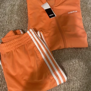 adidas sett  - säljer detta fina oranga sett, helt oanvändt. 