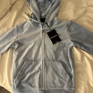 Juicy kofta - Säljer min juicy kofta färg powder blue storlek xs helt oanvänd prislapp finns kvar pga fick i present men det var fel storlek