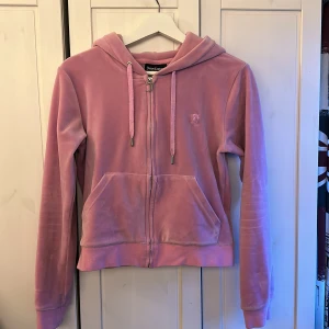 Juicy Couture kofta - Kofta från juicy couture, strl S, använd två gånger då den är lite liten för mig. Priset går alltid att diskutera