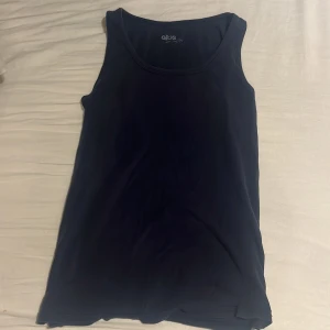 Linne - Mörk blått linne från ellos  Anbänt 2-3 gånger  Storlek 38/40