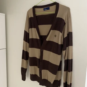 Randig Cardigan  - Kofta som verkligen kan lyfta en outfit.  Inga defekter, bra dyrt märke.
