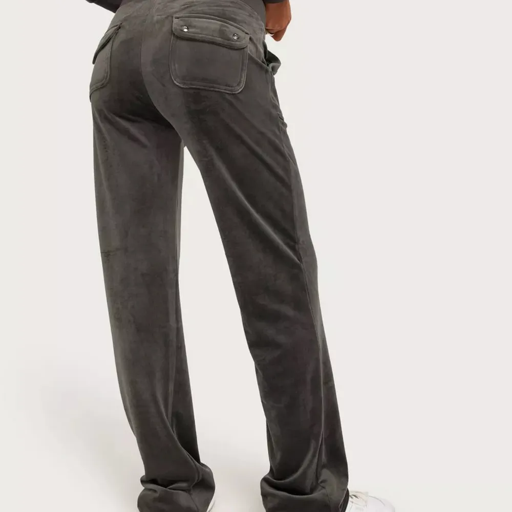 Jag säljer mina juicy byxor i grå för att jag inte använder dem längre. De är i bra skick och har inte använts många gånger. . Jeans & Byxor.