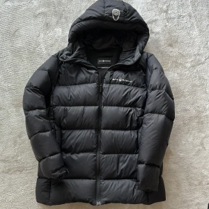 SAIL RACING stlr 176 - Svart varm vinterjacka i perfekt skick. Använd ett fåtal gånger.