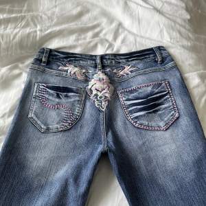 Lågmidjade bootcut jeans vintage från Dromedar 💕 midja: 80cm innerben: 78cm 