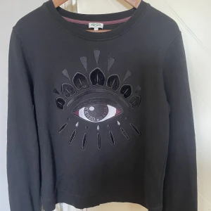 Kenzo sweatshirt  - Svart kenzo tröja, bra kavitet. Storlek L men passar mig och jag brukar ha s eller sx 