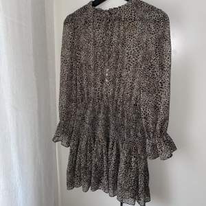 Jättefin zara klänning med leoprint, säljs pga för kort