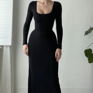 AYM Studio Walter Reversible Dress - Superfin klänning från AYM som tyvärr är för liten för mig. Endast haft på mig den en gång.   Den har justerbar midja som ger sjukt fin silhouette. Går även att använda både fram och bak beroende på vilket man själv föredrar!  Nypris 1400kr +400kr tull.