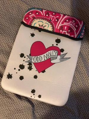 ODD MOLLY DATORFODRAL - Datorfodral från Odd Molly, säljer då den inte passar min nya dator💕 33x24cm mått!