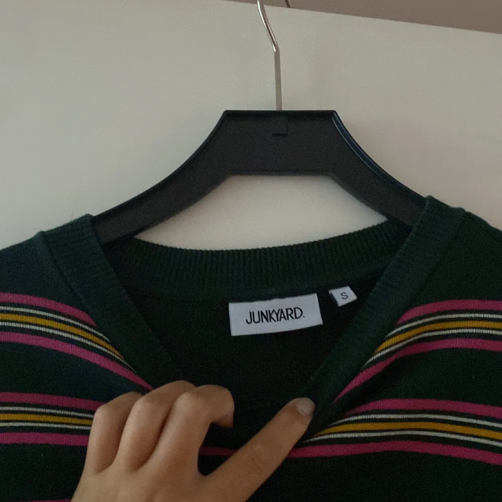 Säljer denna super fina sweatshirten från junkyard, perfekt till hösten!❣️. Tröjor & Koftor.