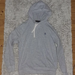 Ralph Lauren hoodie - Nypris 1795kr, knappt använd, storlek S, ljusgrå