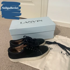 Lanvin skor - Ett par väldigt fina blå lanvin skor. Skorna är storlek uk 6 vilket motsvarar 41-41,5.  Skicket är 8/10, pågrund av att innersulan är lite förstörd. Kontakta vid frågor eller minsta lilla fundering.
