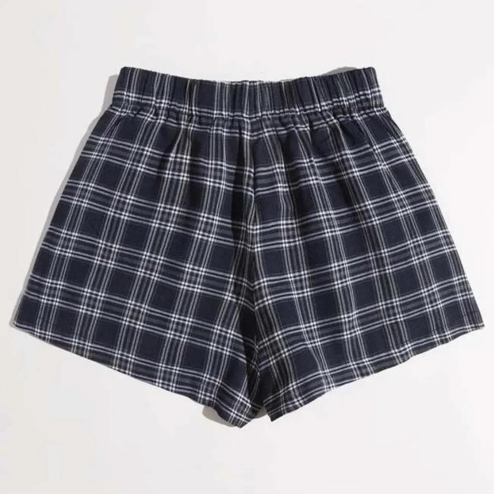 Säljer nu dessa rutiga shorts! Kan användas till vardags eller som pyjamasshorts!❤️👌🏻⭐️. Shorts.