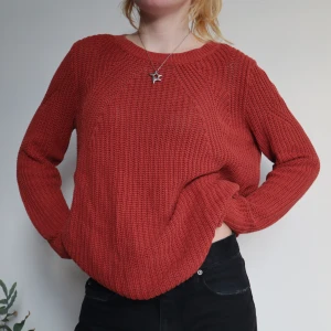 Stickad långärmad tröja i tegelröd färg - En tegelröd snygg stickad långärmad tröja. Perfekt skick! Säljer för jag ej använder längre 🍁