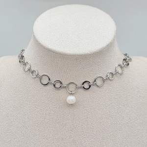 Handgjort halsband ●Material- rostfritt stål och pärlor ●Gjord i bra kvalitet 💎☆Längd - 38cm. 150kr 