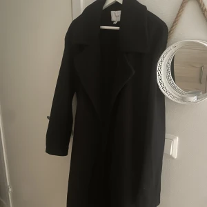 Kappa VILA - Superfin kappa från Vila i strl 38. Aldrig använd då jag tycker den är lite lång på mig. Jag är 155 och kappan är ungefär till vaderna på mig.