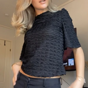 Superfin tröja - Säljer denna superfina tröja med lite lite vida ärmar och lite volang! Kolla gärna in mina andra annonser också, säljer mycket fint😍