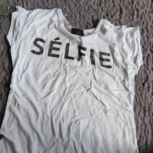 Topp med tryck  - Köpt i Spanien , Alicante på marknad  Aldrig använd 