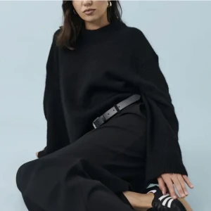 stickad tröja - från gina, använder inte. väldigt varm & skön. finns tecken på användning men den är inte sliten 🖤