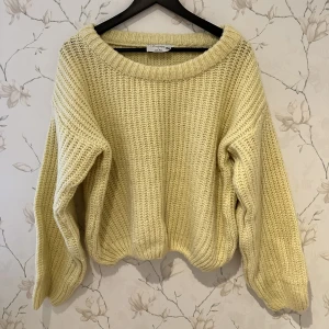 Stickad tröja - Vill du hålla dig varm, men behålla lite färg nu till vintern? Här är en mysig stickad tröja som inte sticks. Den är köpt från NA-KD och är ffån Hannalicious kollektion.