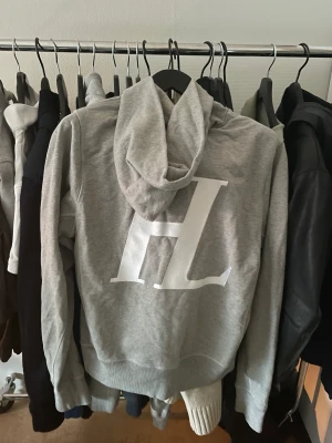 Helmut Lang hoodie - Köpt i vintras, sparsamt använd, inga defekter. Nypris 2500:-