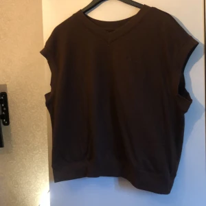 Väst - Mörkbrun väst. Nästan oanvänd. 