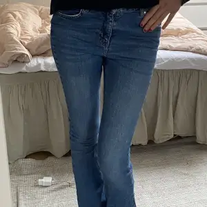 Snygga Lågmidjade jeans från Gina med bootcut! Perfekta för hösten🫶pris kan diskuteras!