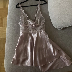 Nattlinne - En Rosé nattlinne från moongirl lingerie I strorlek M