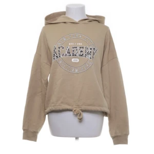 Tröja  - Beigehoodie med tryck som tyvärr inte kommer till användning av mig🫶🏻
