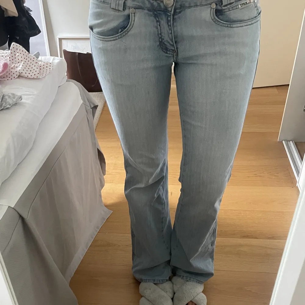 Super najs jeans som är använda 1 gång! Säljer eftersom de är för korta på mig som är 173 cm❤️. Jeans & Byxor.