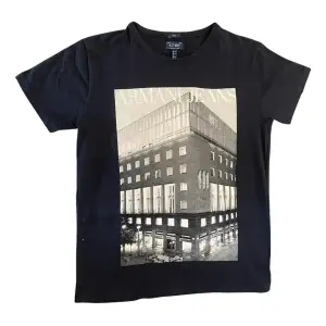 Fet Armani T-shirt storlek m, pris kan diskuteras vid snabb affär