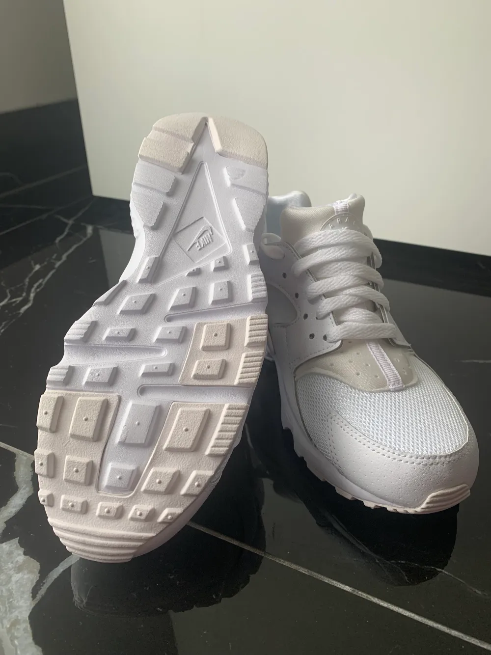 Helt nya Nike huarache run (GS)  Står att de är storlek 38, jag är storlek 37 och dessa är för små för mig, passar storlek 36. . Skor.