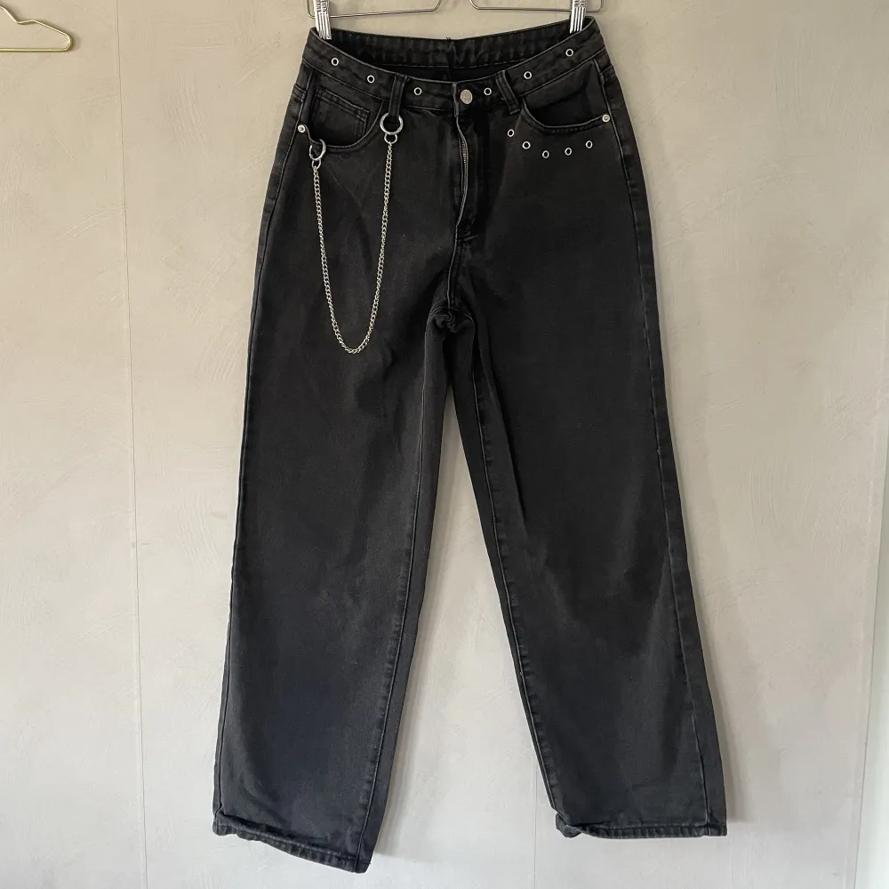 90’s baggy jeans med kedja och silverdetaljer. Högmidjade straightfit. . Jeans & Byxor.
