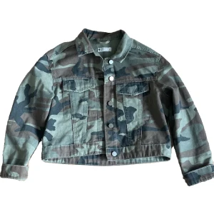 Camo jacka - Snygg jacka i kamouflage mönster, sitter fint på men är inte riktigt min stil✨