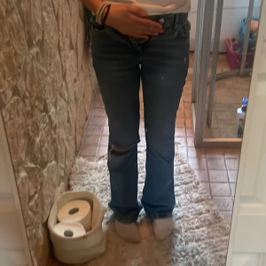 As snygga jeans - Säljer mina super snygga bootcut midwaist jeans ifrån gina tricot då de blivit försmå i midjan midjemått:66 cm innerbenslängd: 80cm