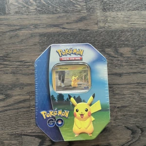 Pokemon TCG - * Pokémon TCG: Pokémon Go Gift Tin (Pickachu. 