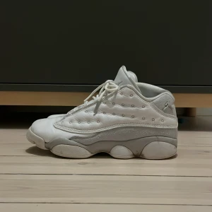 Air jordan 13 - Tja! Säljer nu dessa snygga skor. Skorna är ganska bra skick förutom att jumpmanen på ena skor har tappat sin arm och inte finns på andra skon, se bild 3. Hoppas du vill köpa!