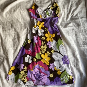 Blommig klänning - Söt klänning! Jättefin passform🤩💕Står xs/s men passar även större storlekar då den är töjbar!
