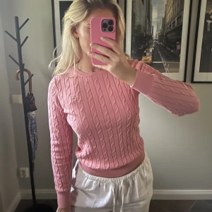 Kabelstickad Gant - Kabelstickad tröja från Gant i rosa. Stretchig och väldigt mjuk, storlek S. Använd fåtalet gånger i mycket gott skick. 🩷