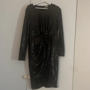 Klänning  - Nu och oanvänd klänning i storlek 44., säljs för ej nöjd med hur den satt. Nypris 399kr