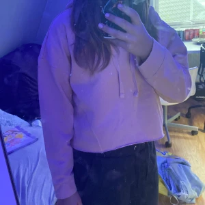 Rosa Hoodie  - Supersöt kort hoodie i storlek M.  Kommer tyvärr inte till användning längre. Bra skick men välanvänd 💕