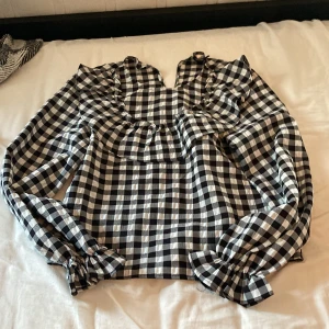 Blus från hm❤️ - Jättefin blus från hm! Den är svart och vitrutig med krage och puffärmar❤️ Den är xxs, men passar xs/s.