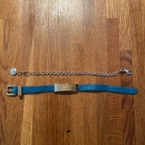 Snö of Sweden & Marc Jacobs armband  - Säljer ett snö of Sweden armband och ett Marc Jacobs armband. Använda några få gånger.  Marc Jacobs armbandet - 500kr Snö of Sweden armbandet - 150kr