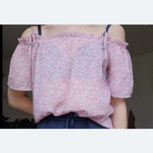 Rosa blus - En supersöt rosa blus med blommönster från H&m. I storlek 34.