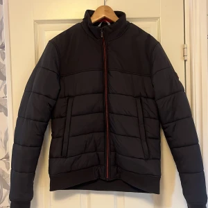 Superdry - Säljer nu min Superdry jacka som då har blivit för liten. Bra skick, 9/19. Nypris 1500kr. Hör av dig om du är intresserad.