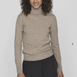 Stickad tröja - Säljer denna jätte fina stickade tröja från vila🩷 jätte skön o i bra skick typ oandvänd🩷 perfekt till hösten 